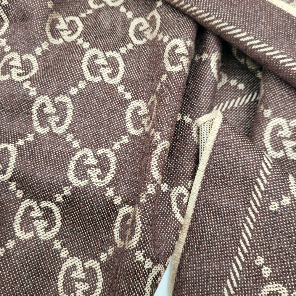 Gucci GG Wool Jacquard Large Scarf Reversible in Chocolate and Beige.. - Picture 10 of 12